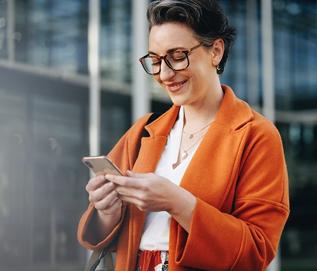 Frau schaut auf Ihrem Handy eine Webseite an